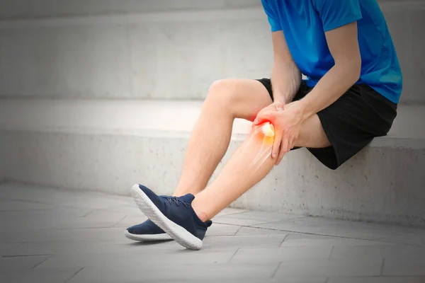 Seorang Pria Menderita Sakit Lutut Tangga Menutup — Stok Foto