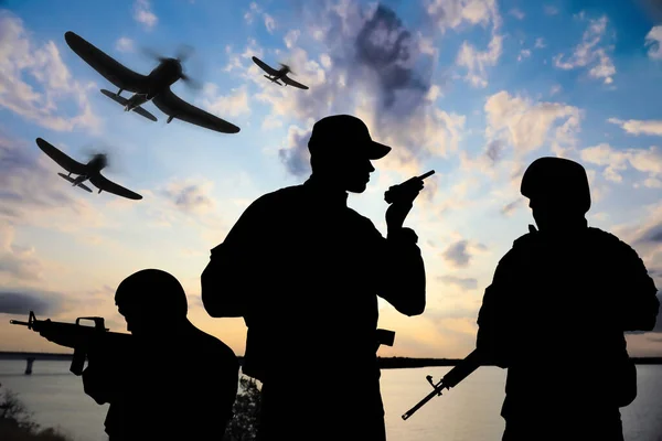 Silhouettes Soldiers Uniform Assault Rifles Military Airplanes Patrolling Outdoors — Stock Photo, Image
