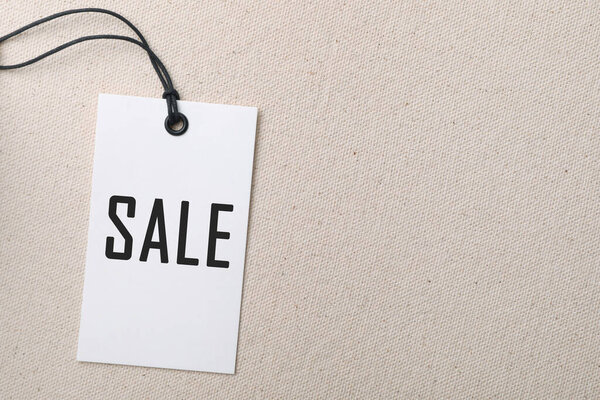 Вид сверху бирки с надписью SALE на цветном фоне, место для текста. Чёрная пятница 