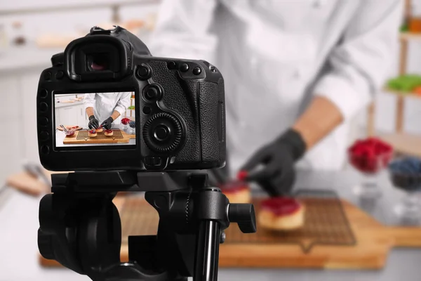 Food Photography Shooting Chef Decorating Dessert Focus Camera — Stock Photo, Image