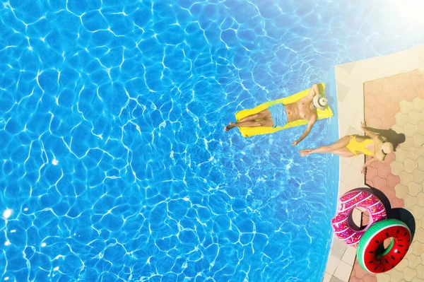 Jeune Homme Avec Matelas Gonflable Dans Piscine Près Femme Vue — Photo