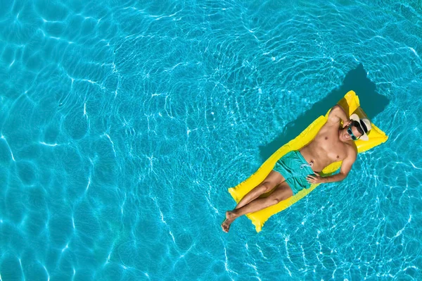 Hombre Joven Con Colchón Inflable Piscina Vista Superior Espacio Para —  Fotos de Stock