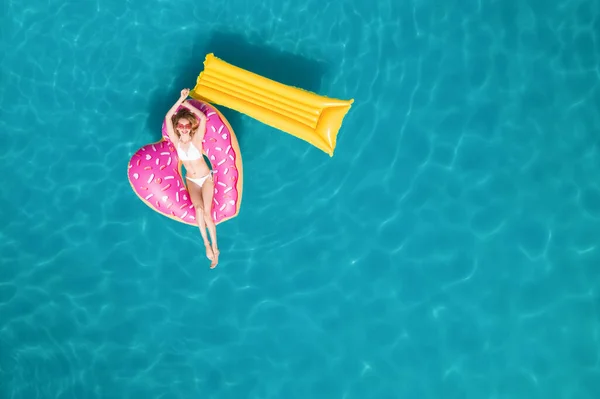 Glückliche Frau Mit Aufblasbarer Matratze Und Ring Schwimmbad Von Oben — Stockfoto