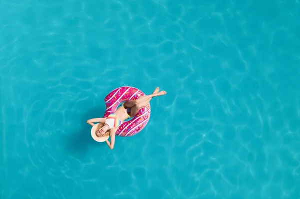 Junge Glückliche Frau Mit Aufblasbarem Ring Schwimmbad Von Oben Gesehen — Stockfoto