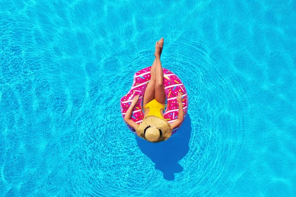 Jeune Femme Avec Anneau Gonflable Dans Piscine Vue Sur Dessus — Photo