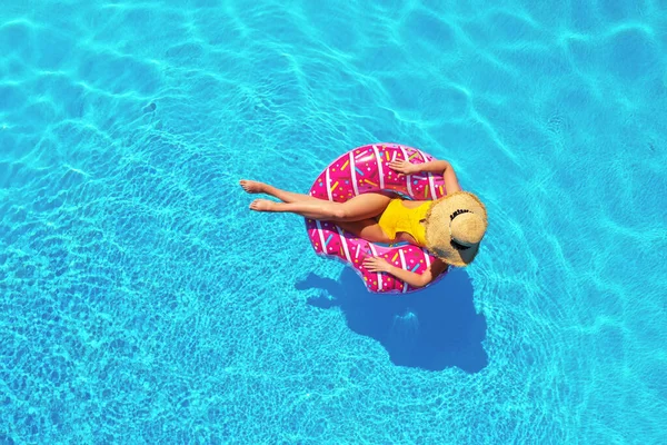 Mujer Joven Con Anillo Inflable Piscina Vista Superior —  Fotos de Stock