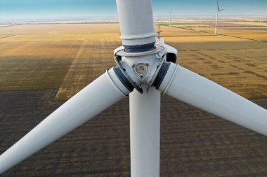 Modern rüzgar türbini, yakın plan. Alternatif enerji kaynağı
