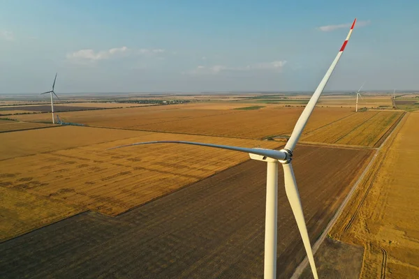 Nowoczesna Turbina Wiatrowa Pod Błękitnym Niebem Alternatywne Źródło Energii — Zdjęcie stockowe