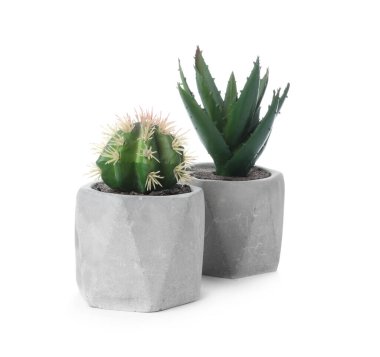 Beyaz tencerelerde izole edilmiş güzel yapay bitkiler.