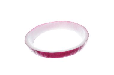 Olgun kırmızı soğan halkası beyazda izole edilmiş.