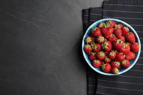 Delicious Ripe Strawberries Bowl Black Table Flat Lay Space Text — Stock Photo, Image