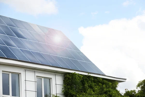 Edifício Com Painéis Solares Instalados Telhado Fonte Energia Alternativa — Fotografia de Stock