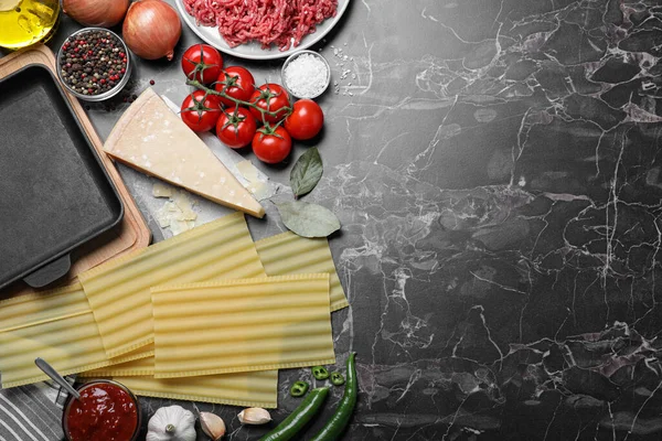 Friss Lasagna Hozzávalók Fekete Márvány Asztalon Lapos Fektetés Szöveg Helye — Stock Fotó
