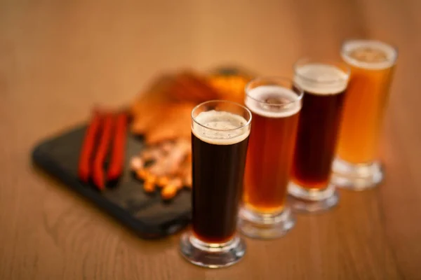 Set Degustazione Birre Servito Con Spuntini Sul Tavolo Legno — Foto Stock