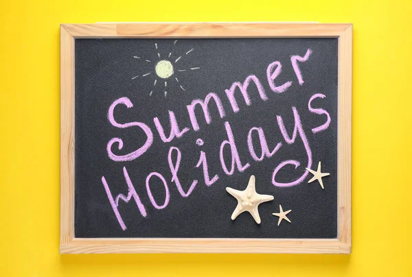Kreidetafel Mit Der Aufschrift Sommer Holidays Auf Gelbem Hintergrund Draufsicht — Stockfoto