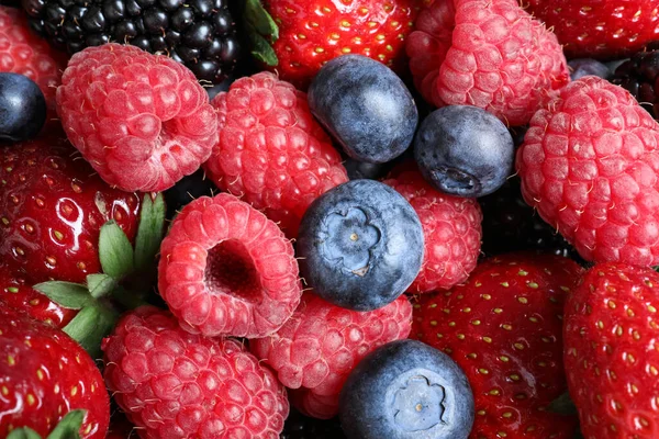 混合各种成熟的美味浆果作为背景 顶部视图 — 图库照片