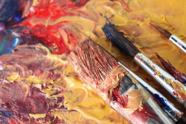 Soyut renkli sanat eserleri ve fırçalar, yakın görünüm