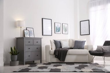 Modern oda içi gri çekmecelerle dolu.