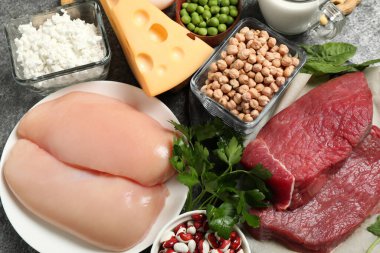 Protein açısından zengin ürünler masada, düz yerde.