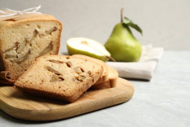 Açık gri mermer masada armut ekmeği, yakın plan. Ev yapımı kek.