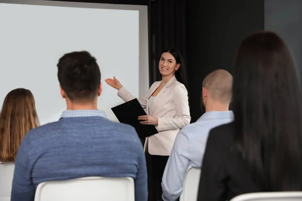 Biznesmeni Seminarium Sali Konferencyjnej Ekranem Projekcyjnym — Zdjęcie stockowe