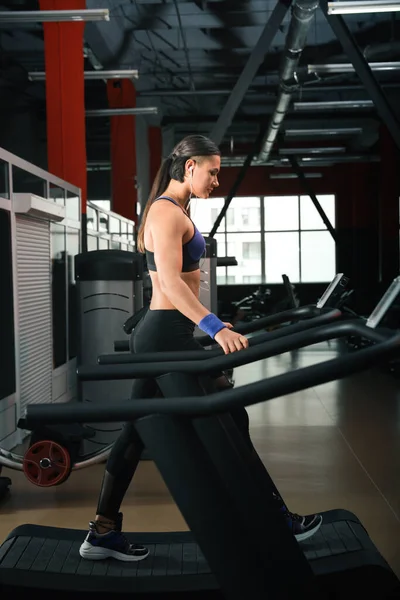 Jonge Vrouw Traint Loopband Moderne Fitnessruimte — Stockfoto