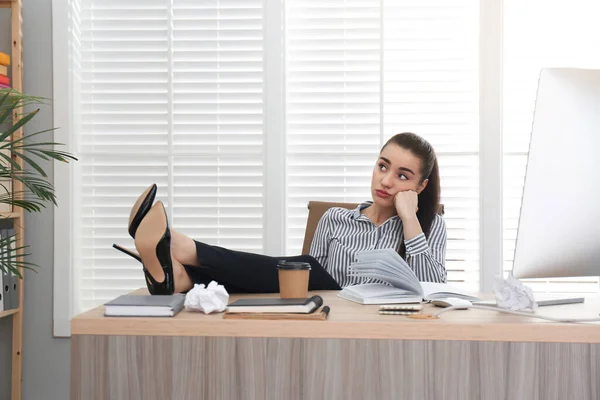 Empregado Preguiçoso Desperdiçando Tempo Mesa Escritório — Fotografia de Stock