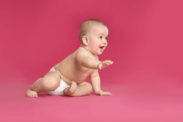 Lindo Bebé Pañal Sobre Fondo Rosa —  Fotos de Stock