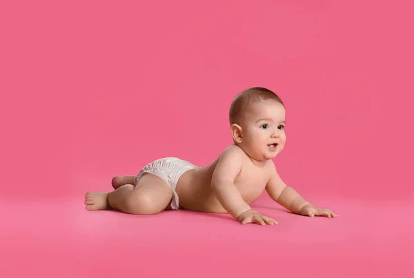 Lindo Bebé Pañal Sobre Fondo Rosa Espacio Para Texto —  Fotos de Stock