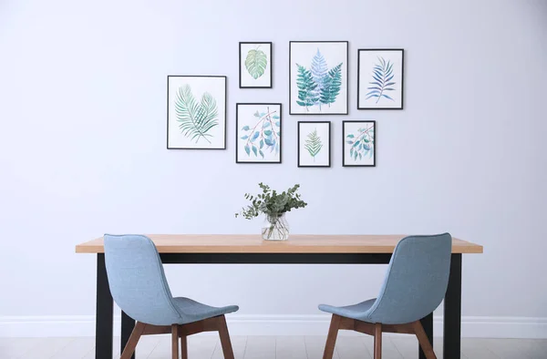 Intérieur Élégant Avec Table Moderne Chaises Peintures Feuilles Tropicales Idée — Photo