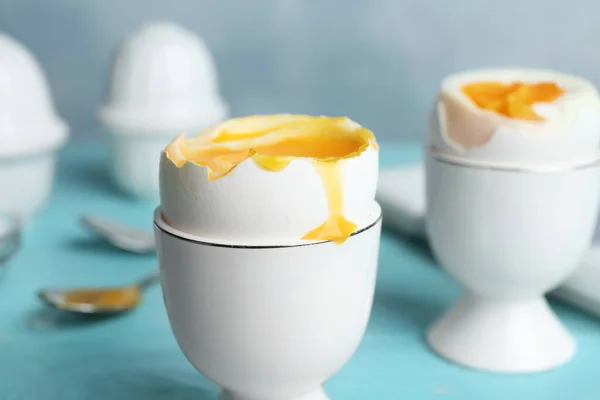 Huevo Gallina Cocido Vapor Servido Sobre Una Mesa Azul Claro — Foto de Stock