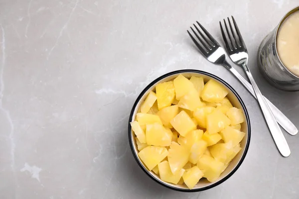 Gustosi Pezzi Ananas Scatola Forchette Tavolo Marmo Grigio Chiaro Posa — Foto Stock