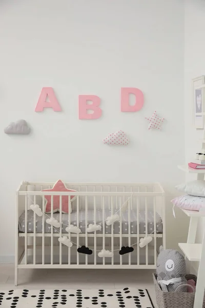 Χαριτωμένο Εσωτερικό Δωμάτιο Μωρό Σύγχρονη Κούνια Κοντά Λευκό Τοίχο — Φωτογραφία Αρχείου