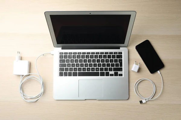 Laddare Smartphone Och Laptop Träbord Platt Liggunderlag Modern Teknik — Stockfoto