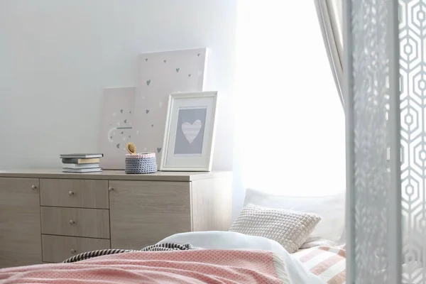 Современный Комод Красивой Спальне Дизайн Интерьера — стоковое фото