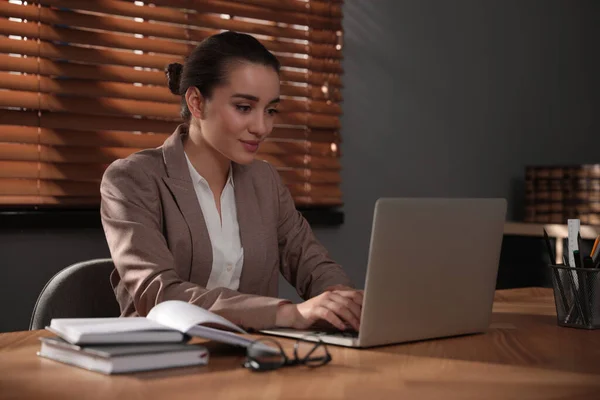 Mujer Trabajando Con Portátil Escritorio Madera Oficina — Foto de Stock