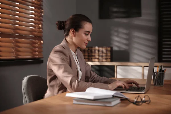 Ofisteki Tahta Masada Dizüstü Bilgisayarla Çalışan Bir Kadın — Stok fotoğraf