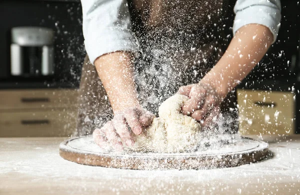 Ung Kvinna Knåda Deg Vid Bordet Köket Närbild — Stockfoto