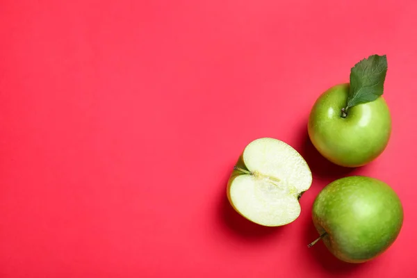 Manzanas Verdes Jugosas Sobre Fondo Rojo Planas Espacio Para Texto —  Fotos de Stock