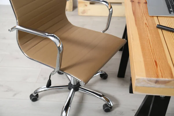 Wygodne Miejsce Pracy Krzesłem Biurowym Drewnianym Stołem Zbliżenie — Zdjęcie stockowe