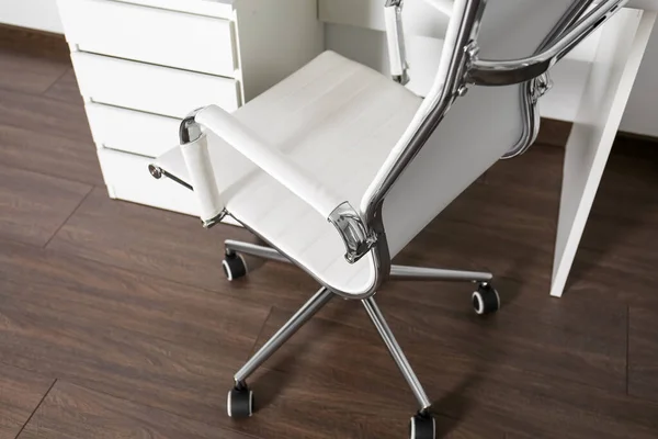 Cadeira Rolamento Confortável Perto Mesa Escritório Moderno — Fotografia de Stock