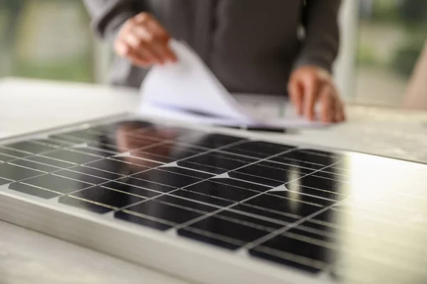 Zonnepaneel Wazig Persoon Met Papieren Achtergrond Close — Stockfoto