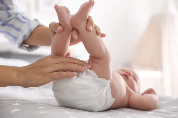 Mamma Byter Blöjan Sängen — Stockfoto