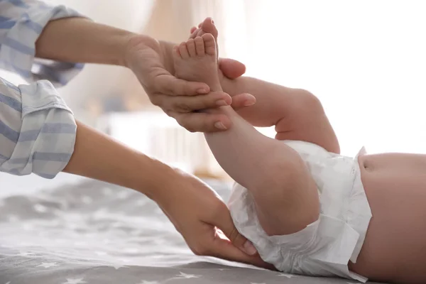Anne Bebeğinin Bezini Yatakta Değiştiriyor — Stok fotoğraf