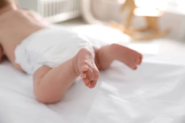Lindo Bebé Pañal Cama Primer Plano —  Fotos de Stock
