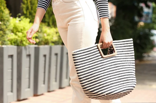 Mujer Joven Con Elegante Bolso Verano Aire Libre Primer Plano — Foto de Stock