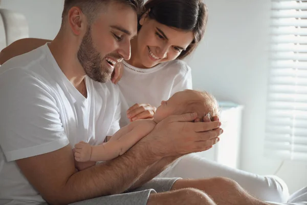 Lyckliga Par Med Sitt Nyfödda Barn Hemma — Stockfoto