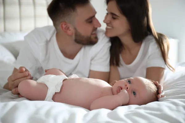 Pareja Feliz Con Bebé Recién Nacido Casa — Foto de Stock