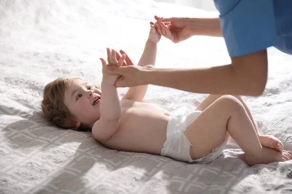 Orthopeed Onderzoekt Schattige Kleine Baby Bed — Stockfoto