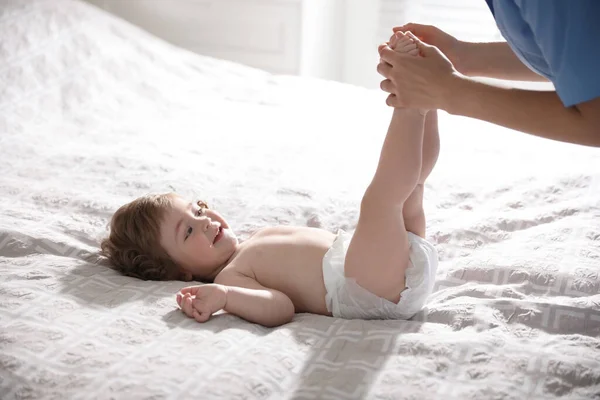 Ορθοπεδικός Εξετάζει Μικρό Μωρό Στο Κρεβάτι Εσωτερικούς Χώρους — Φωτογραφία Αρχείου